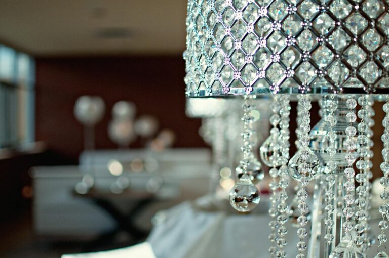 shallow focus photography of table lamp